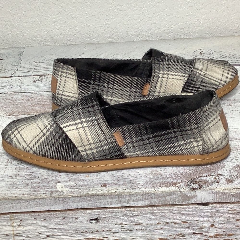 TOMS Women’s Classic Slip On Alpargata Gray & Black Plaid Shoe Size 7.5